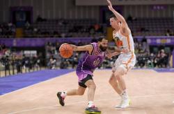 kaiyun·(中国)官方网站关于冲刺阶段体能课后；山东男篮调整名单备战NBA总决赛；更衣室稳定；身体对抗强度拉满的信息